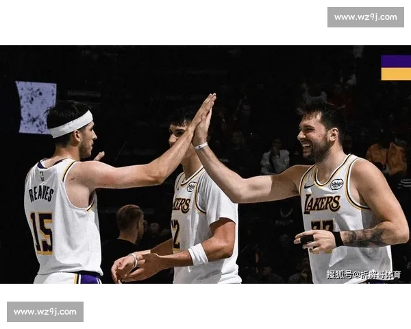 热火对阵湖人精彩直播 全程跟踪最新赛况与精彩瞬间分析